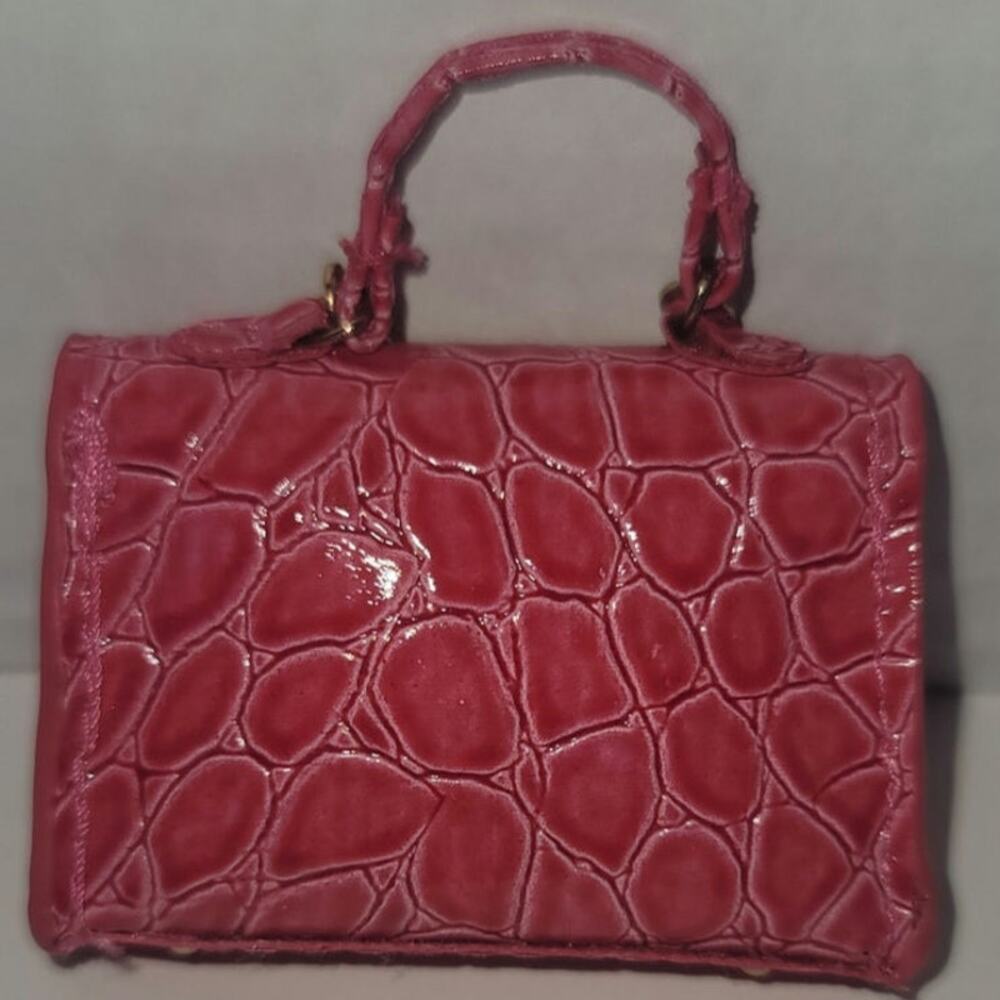 Alligator-textured Zuru Mini Brands Fashion Series 2 Mini Handbag Gold Charms - Picture 2 of 7